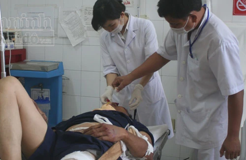 Xe tải gặp nạn khi đổ đèo, 3 người bị thương nặng