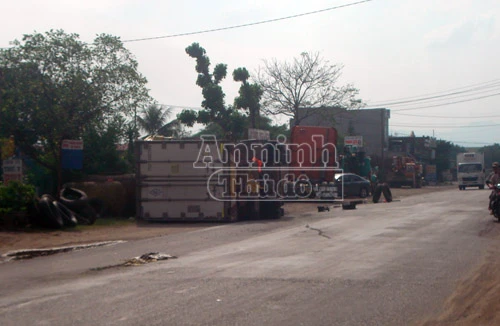 Tránh ổ gà, xe đầu kéo "chổng vó" trên quốc lộ 1A