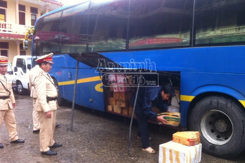 Bắt giữ 2 xe vận chuyển lâm sản trái phép