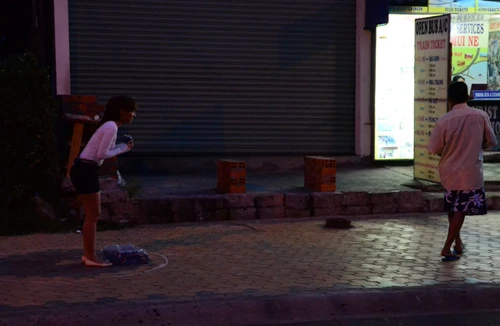 VJ Camp "bắt" thí sinh đứng đường bán nước 