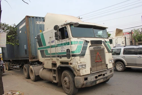 Nữ công nhân chết thảm dưới bánh xe container