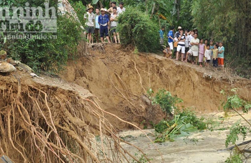 Dân “bơ phờ” di tản vì sạt lở đất