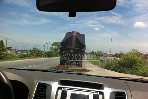 Lái xe tự ý đổ gần 3,5 tấn cát xuống đường, trốn tránh việc kiểm tra