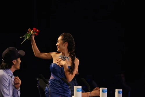 Phương Linh bất ngờ được tặng hoa trên "ghế nóng"