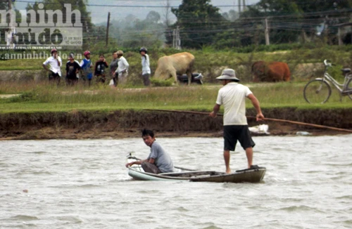 Chìm xuồng, 3 người trong một gia đình chết đuối thương tâm