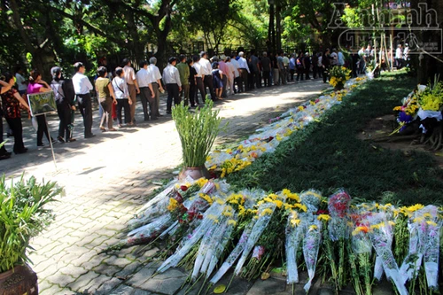 Gia đình Đại tướng quyết định không nghỉ trưa, đón khách đến viếng