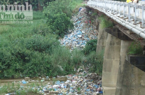Khắc phục bãi rác "khủng" dưới cầu sông Giang 
