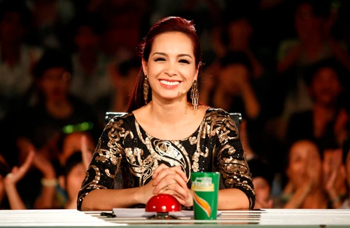 Thúy Hạnh nổi bật trên ghế nóng