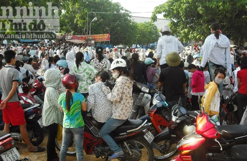 Hàng ngàn công nhân đình công đòi tăng lương, giảm giờ làm