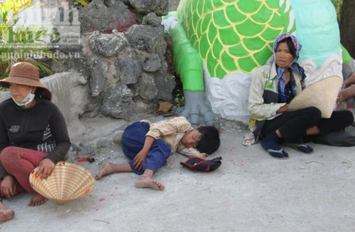 Ăn xin, bói toán bao vây cửa chùa đầu năm