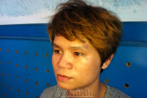 Đang ngồi xem phim, bé trai 11 tuổi vô cớ bị chém trọng thương