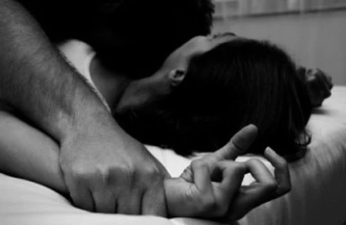 4 kẻ đồi bại khống chế, cưỡng hiếp phụ nữ đang mang thai