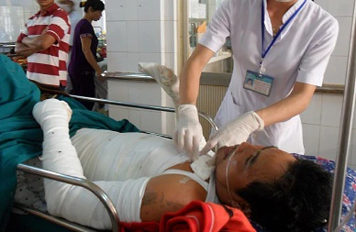 Nghịch tử vô cớ đổ xăng đốt cha ruột