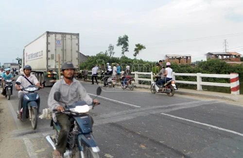 Nghi vấn nam sinh lớp 12 bị ô tô cán chết trên cầu