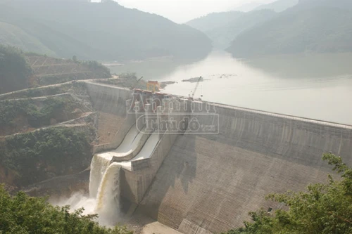 Lặn xuống lòng hồ cứu đồng nghiệp, một công nhân tử vong