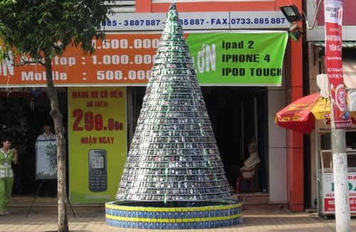 Độc đáo cây thông Noel làm từ điện thoại