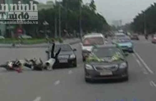 Xe máy đâm ô tô như phim hành động