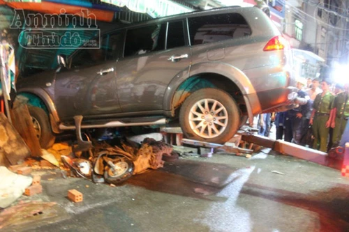 Ô tô 7 chỗ lao vào nhà dân, 1 người thiệt mạng