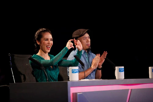 Phương Linh dịu dàng, quyến rũ trên "ghế nóng"