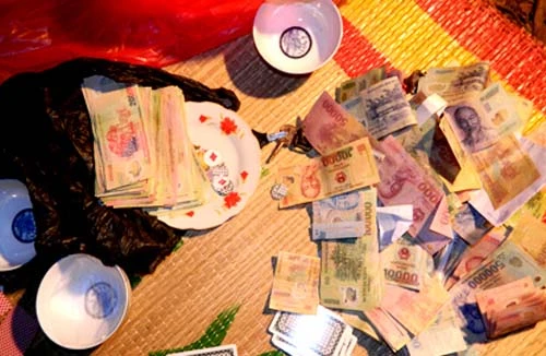 Rủ nhau lên rẫy đánh bạc "trốn" công an