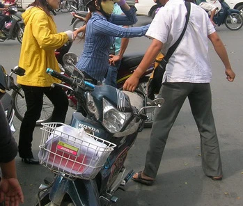 Vờ va chạm giao thông để trộm cắp