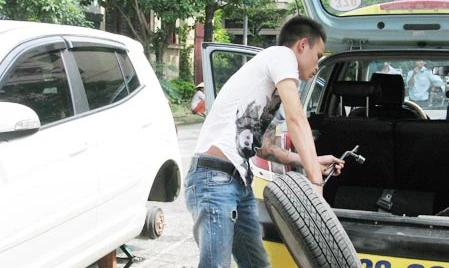 Bắt tài xế taxi trộm bánh xe ôtô