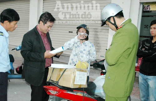 Mạo danh cán bộ thuế “ép” doanh nghiệp mua sách 