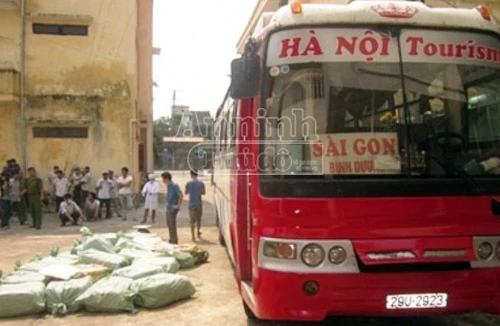 Phát hiện xe khách chở hơn 1 tấn nội tạng bốc mùi hôi thối