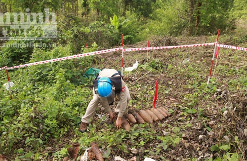 Không bán phế liệu được, vứt ra bãi rác...cả trăm quả bom