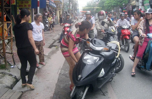 Truy đuổi tên cướp dây chuyền vàng