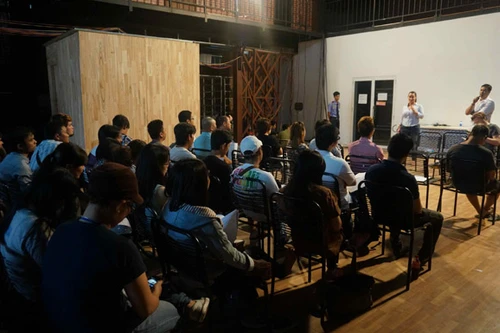 Ekip "khổng lồ" biến "kẻ vô danh" thành ngôi sao lớn