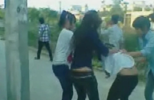Nữ sinh bị "đàn chị" đánh hội đồng ngay trước cổng trường
