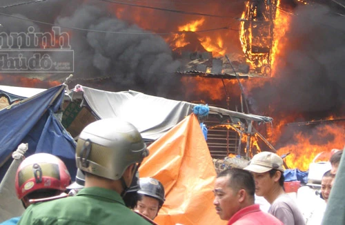 Bà hỏa "viếng” chợ Sông Cầu, hàng trăm tiểu thương tháo chạy