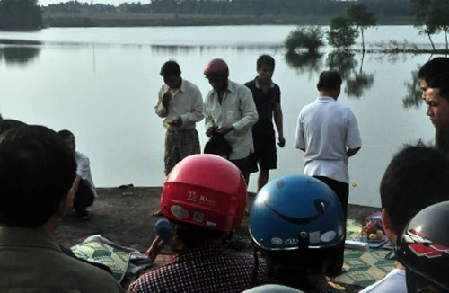 Đi tham quan, một nữ sinh bị sảy chân rơi xuống hồ