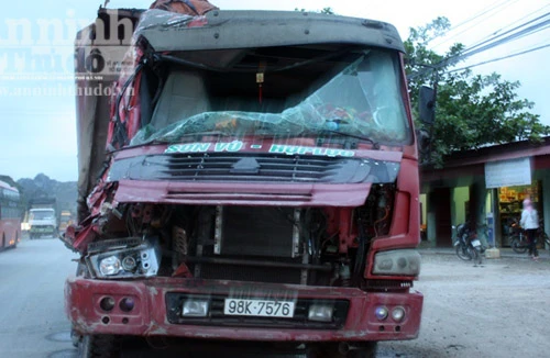 Xe tải "húc" đuôi xe bồn, hàng nghìn lít xăng tràn ra quốc lộ