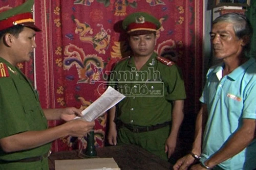 Bé gái khuyết tật đáng thương