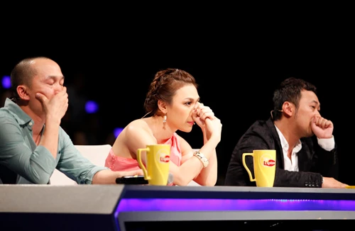 Bộ 3 giám khảo đồng loạt xin lỗi vì "bỏ rơi" Hoàng Quyên 