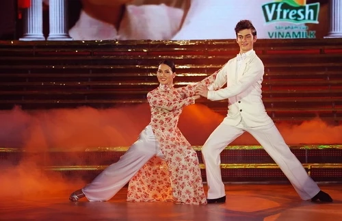 Anh Thư tỏa sáng với tà áo dài truyền thống