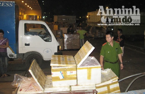 Bắt hơn 1 tấn chân gà và nội tạng động vật không rõ nguồn gốc