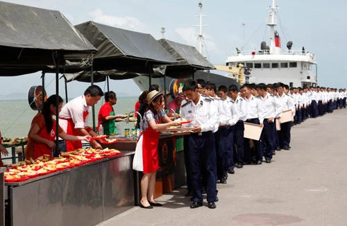 "Vua đầu bếp" hướng về biển đảo thân yêu