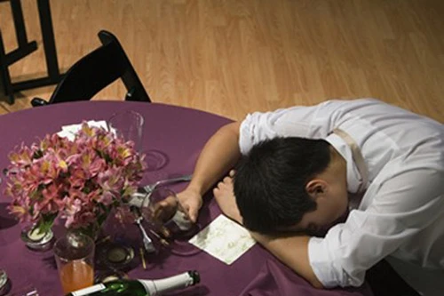 Ngộ độc rượu: Dấu hiệu nhận biết và cách xử lý