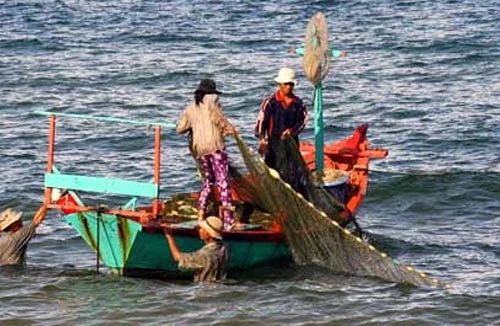 Bắt quả tang 4 đối tượng dùng hóa chất khai thác hải sản