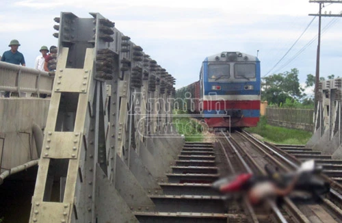 Cố băng qua đường, người đàn ông bị tàu đâm phải, kéo lê hơn 100m