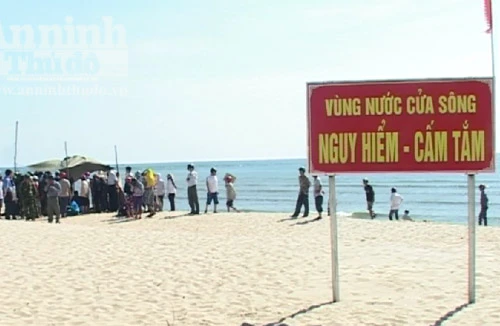 Hai bà cháu mất tích khi đi tắm biển