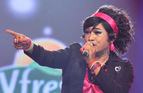 Minh Quân giả gái điên cuồng gào thét bên Ái Phương