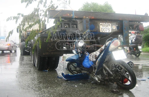 Xe máy đâm đuôi container, một người nguy kịch