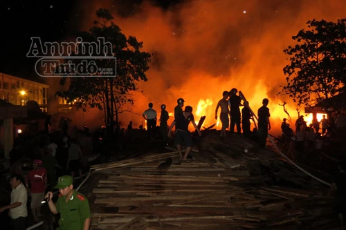 Lửa cháy dữ dội, thiêu rụi toàn bộ công ty sách tỉnh Phú Yên