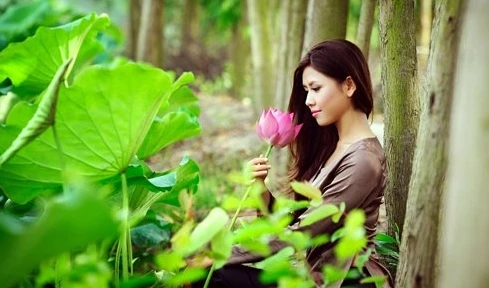 Hoa hậu biển Nguyễn Thị Loan mộc mạc bên đóa hoa sen