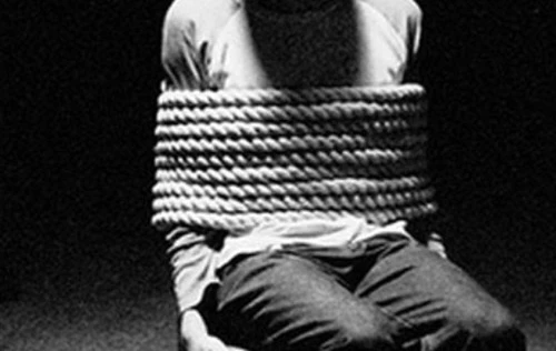 Bắt cóc con để đòi nợ mẹ