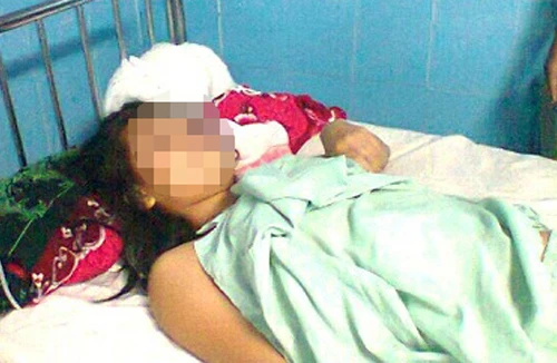 Giá sách đổ sập, đè vỡ gan một thiếu nữ